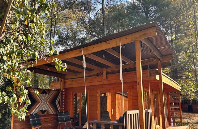Cozy retreat 10 minutes from the Nations with sauna and cold plunge