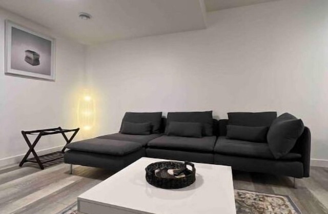 Cozy Retreat: 2BR Suite with full Kitchen, Washer/Dryer and free street parking