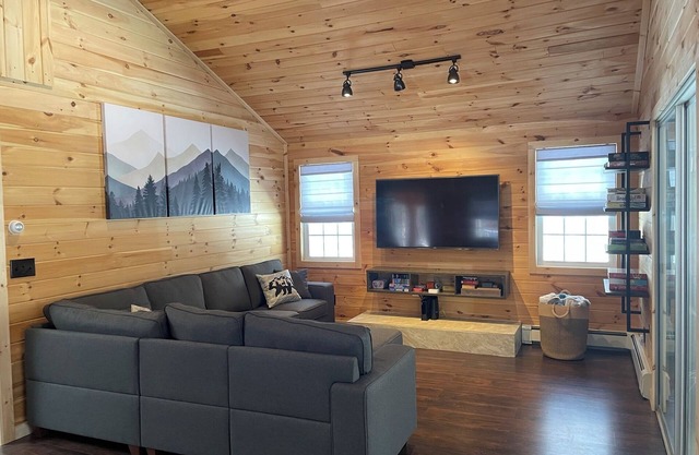 Cozy Retreat near Ossipee Lake, sleeps 8, pet friendly!