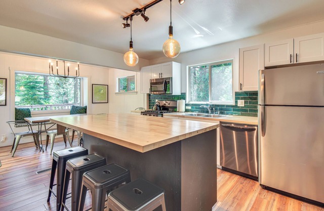 Cozy Retreat w/Deck ~ 2 Mi to Pinecrest Lake!