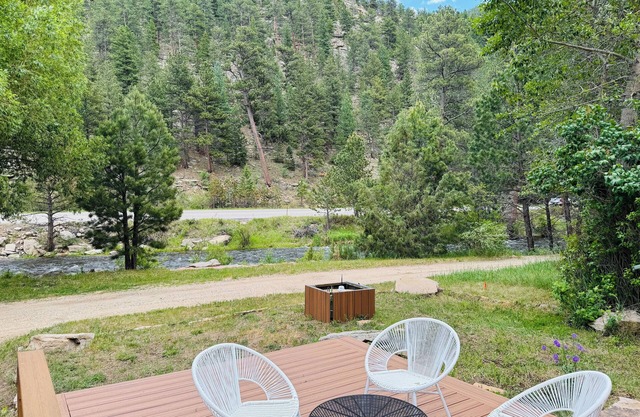 Cozy RIverside Cabin in Drake- 2 miles to Estes Park!