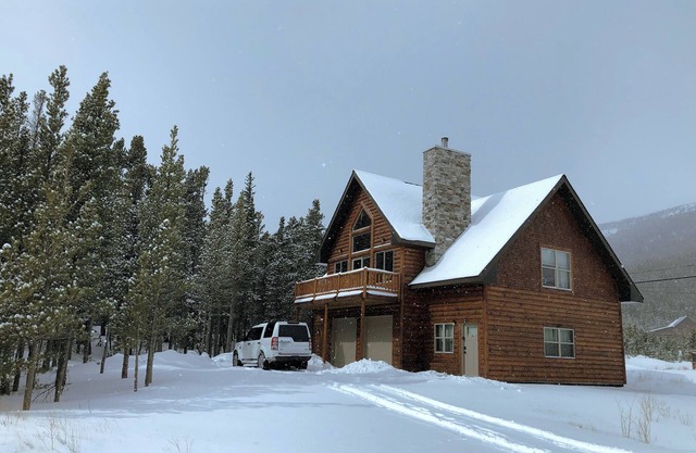 Cozy Rocky Mnt. Chalet/Spa, private lake, close to Denver, RedRocks, Outdoor fun