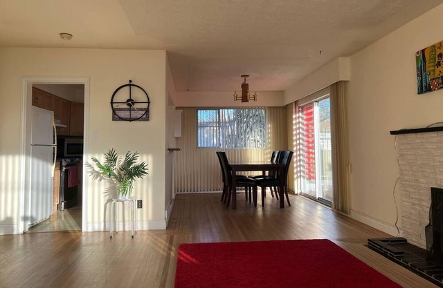 Cozy room in a Private House/Villa in Delta, Surrey, British Columbia