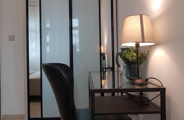 Cozy Room in Woodlands with Wi-Fi, A/C, Metro-Admiralty