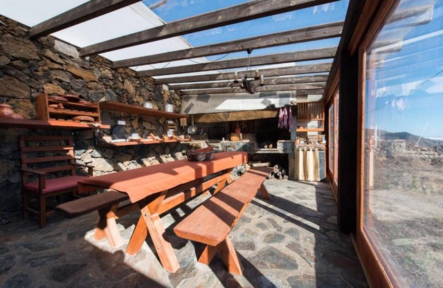 Cozy Rural House with Beautiful Views and BBQ for an Ideal Stay