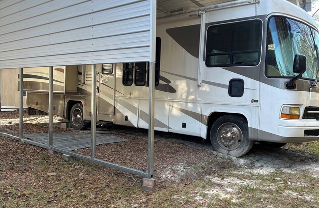 Cozy RV on 40 acres with AC and Heat star link WiFi near Holmes creek.