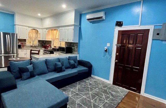 Cozy, serene retreat minutes away from the city center.