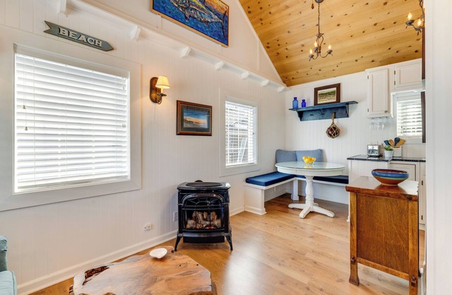 Cozy Seaside Cottage, Steps to Downtown & Beach