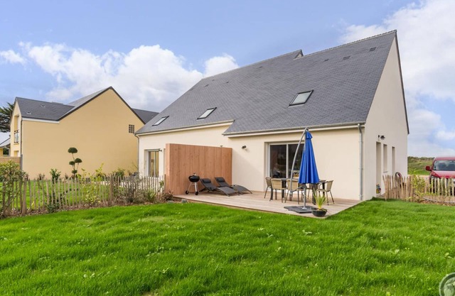 Cozy Seaside Home: 2-Bedrooms, 350m from Beach, WiFi, BBQ, Pet-Friendly