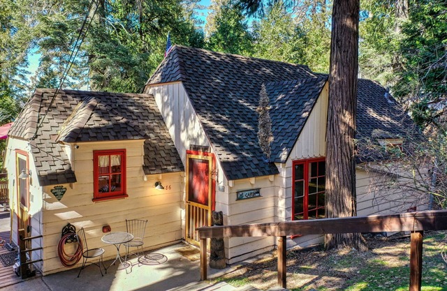 Cozy Shabby Chic, Romantic, close to lake and FIDO friendly cabin.