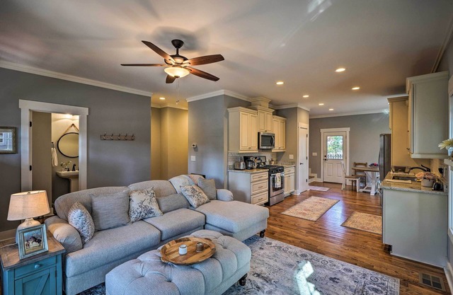 Cozy Southern Pines Retreat 1 Mi to Downtown!