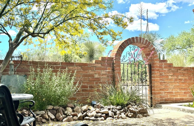 Cozy Southwest Custom Burnt-Adobe Brick Hacienda 3 bd 2 ba in Tubac with pool