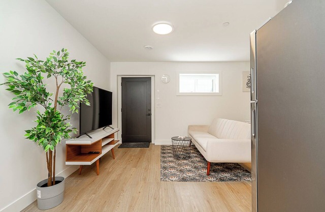 Cozy & Spacious 2BR Guest Suite, Near Vancouver