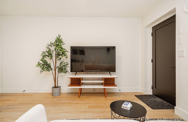 Cozy & Spacious 2BR Guest Suite, Near Vancouver