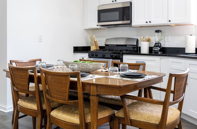 Cozy & Spacious Home Near NYC, 5 mins from Train