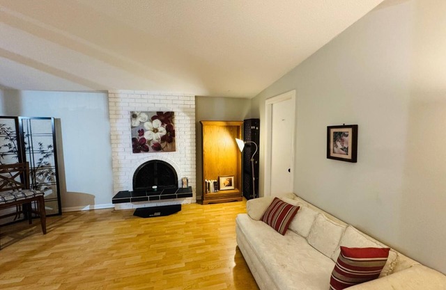 Cozy Spacious Private Room with Private half Washroom