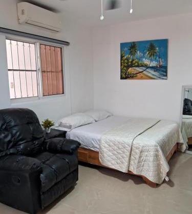 Cozy Studios-Private Entrance- HS Internet-AC-Hot Water-Backup Generator-near the Beach