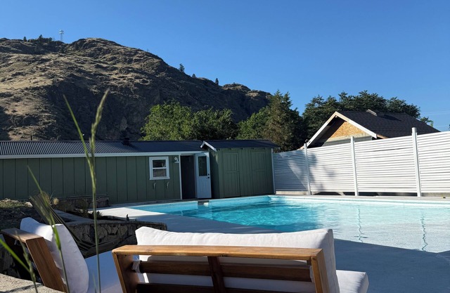 Cozy Stay in the Okanagan. Top wineries and golf courses just minutes away.