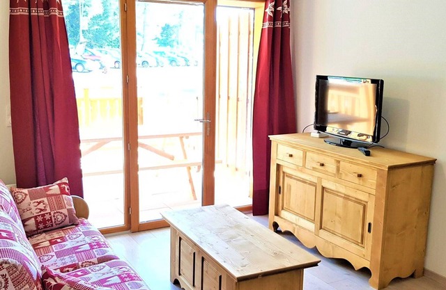 Cozy Studio Cabin for 4 at Les Chamois 2, La Joue du Loup – Ski-in/Ski-out, Near O'Dycéa Spa