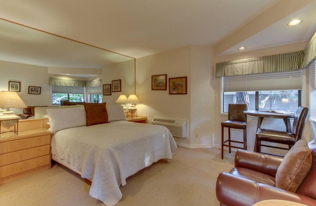 Cozy studio condo with free WiFi, shared pool & tennis, near river