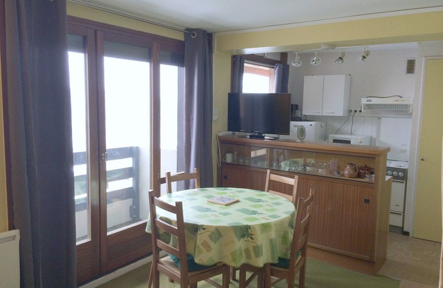 Cozy Studio for 4 with Balcony and Mountain Views, Ski-In/Ski-Out