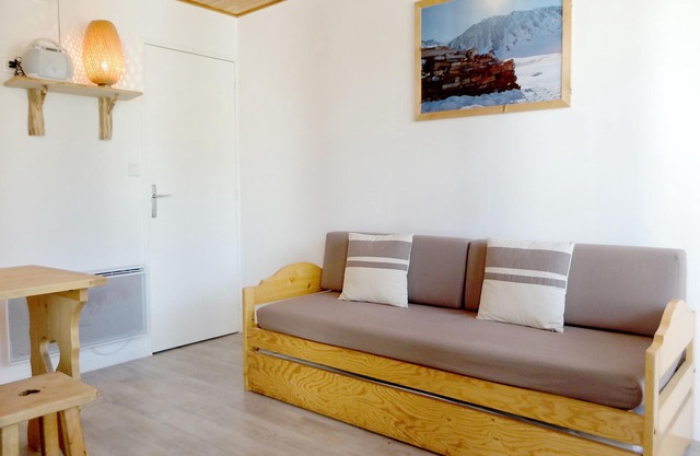 Cozy Studio Near Slopes & Shops, Balcony, Parking Available