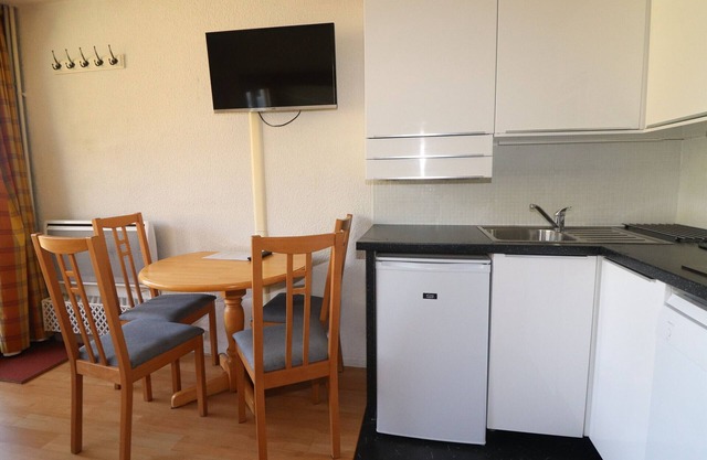 Cozy Studio Near Slopes, Shops, with Balcony and WiFi in Tignes