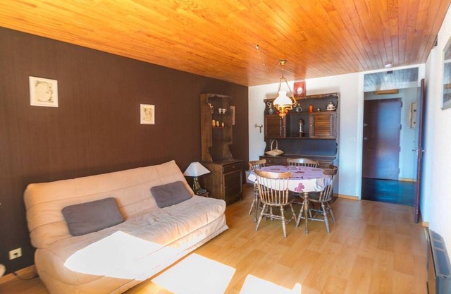 Cozy Studio near Vars Les Claux Slopes, Private Parking, Sleeps 4