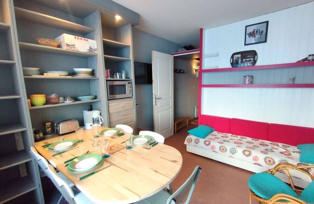 Cozy Studio Sleeps 4 with Balcony, Ski Locker, and Elevator in Piau-Engaly