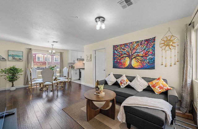Cozy&Stylish DT Alhambra Living Walk to Starbucks, Dining &Nightlife places