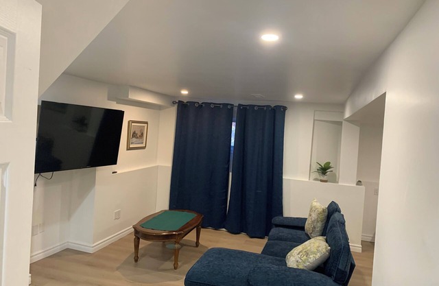 Cozy Suite-Close to Pickering Casino Resort, dog parks, and waterfront Trail