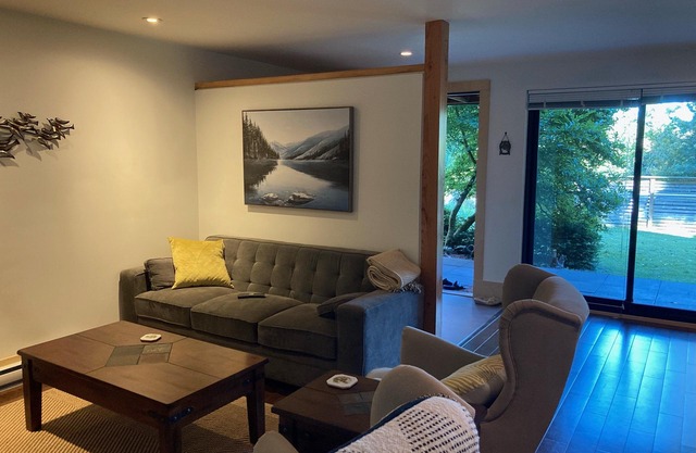 Cozy suite minutes from the ocean on Bowen Island