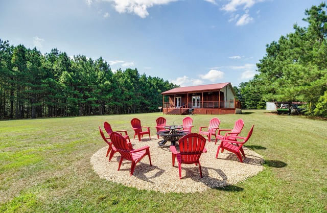 Cozy Summit Cabin w/Hiking Trails & Fishing Pond!