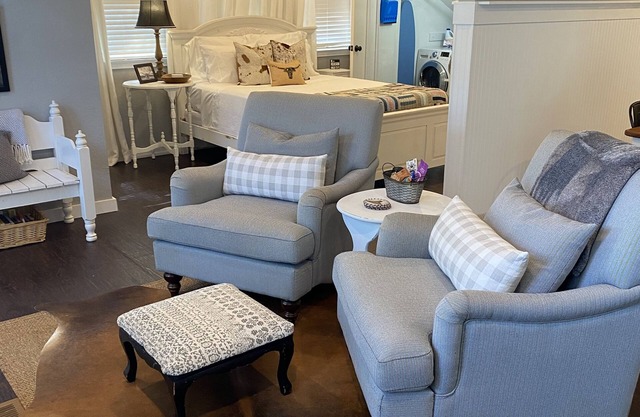 Cozy Texas apartment, surrounded by trees close to DFW airport.