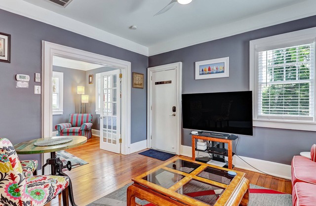 Cozy Thomas Square Carriage House