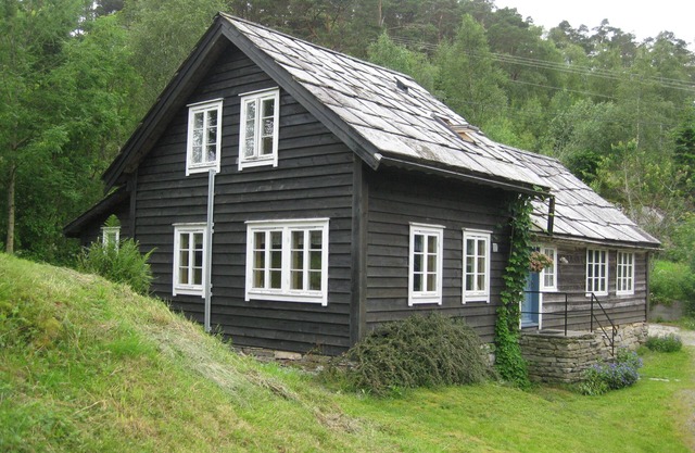 Cozy three-bedroom cottage located on a working farm by the stunning BjornaFjord