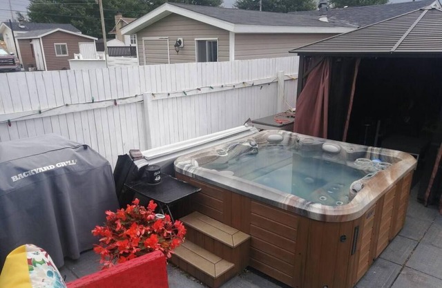 Cozy Tiny Home Living (*Hot Tub & Pet Friendly! *)