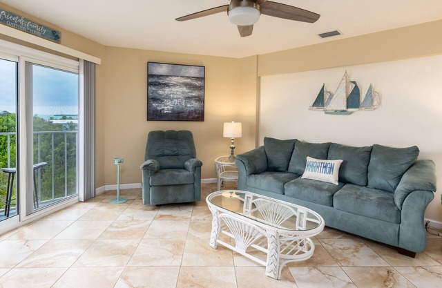 Cozy Top Floor Condo close to Diving, Snorkeling & Fishing charters! Sleeps 6