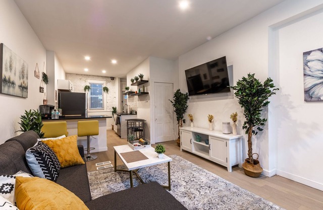 ❤️Cozy Townhome on Carey with Private Deck Space ❤️