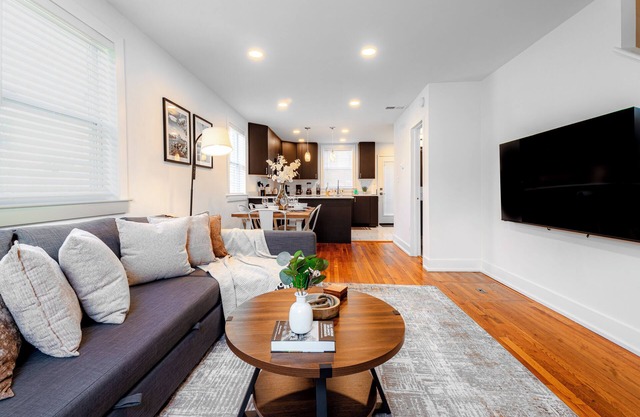 Cozy Townhouse 10 Min from DC
