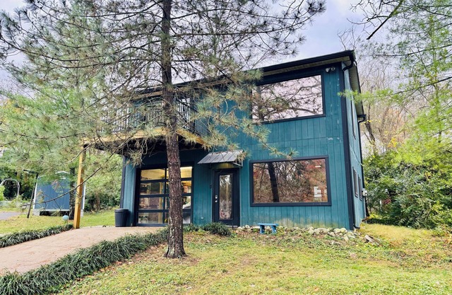 Cozy Tree-Lined Carriage Home - Stay in Serenity!