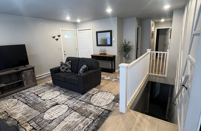 Cozy Twinhome . Close to shopping and restaurants , small dogs are welcome.