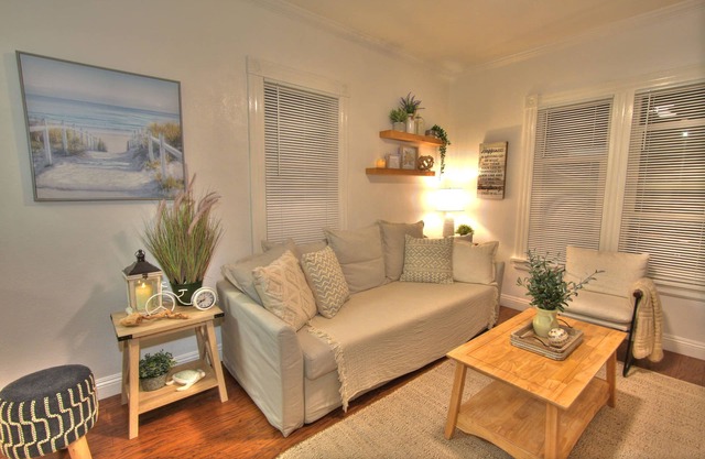 Cozy Uptown Whittier Sleeps 4 , 25 mins. to Disneyland