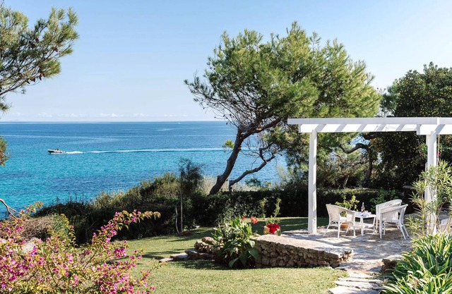 Cozy Villa in Front of the Turquoise sea
