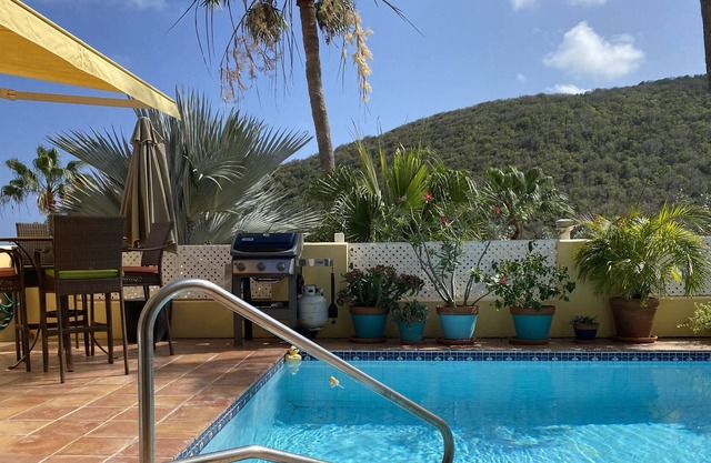 Cozy villa with private pool and 5 minutes from the beach!