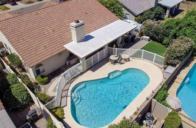 Cozy Warm And Luxurious Home with heated Pool! virtual tour-Check the video link