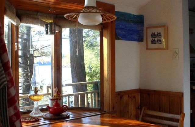 Cozy waterfront cottage, beautifully treed-10 min from Dorset.