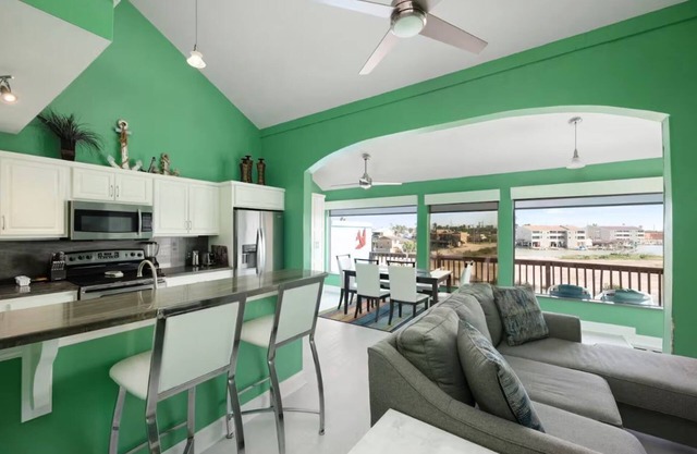 Cozy Waterfront 3 BR Condo Bayview, Pool, Fishing!