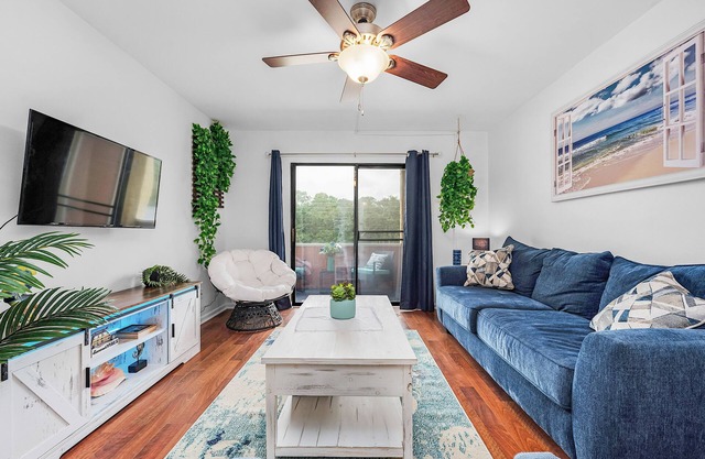 Cozy Waterfront Condo near Nature Park & Beaches