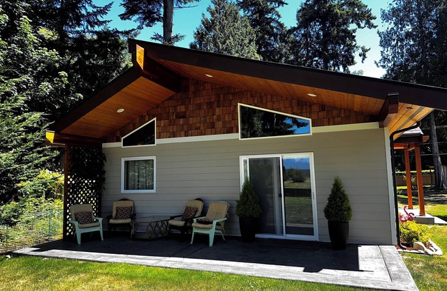 Cozy waterfront Guest House with spa in serene Hansville with WiFi access